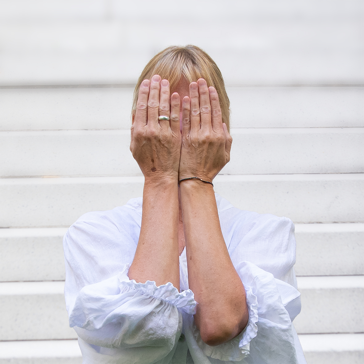 Sigrid Clauß mit den Händen vor den Augen