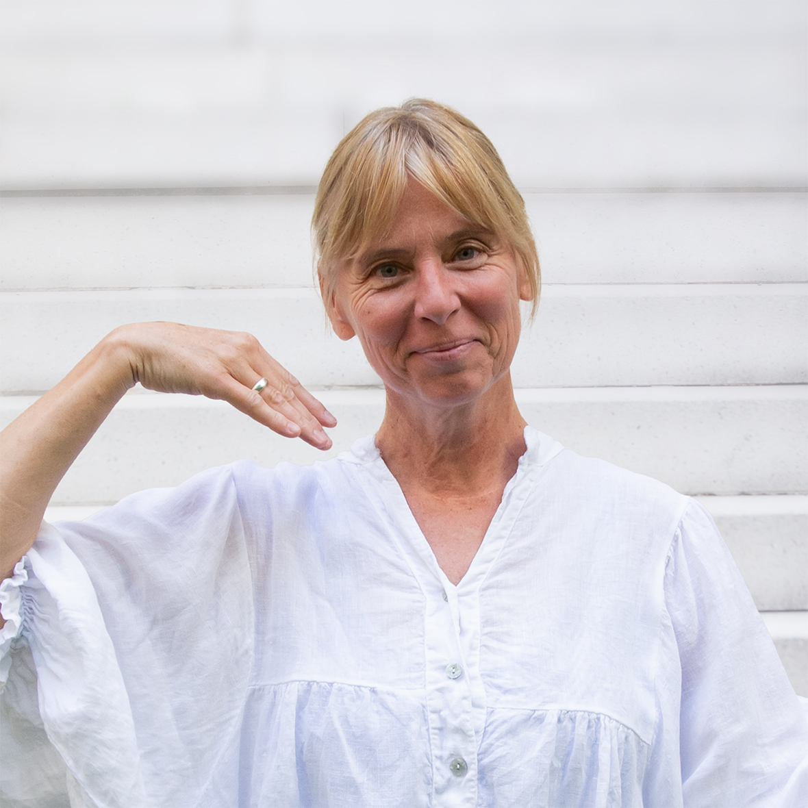 Sigrid Clauß mit Handpose